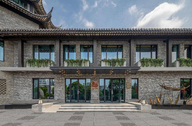 Exterior & Views
