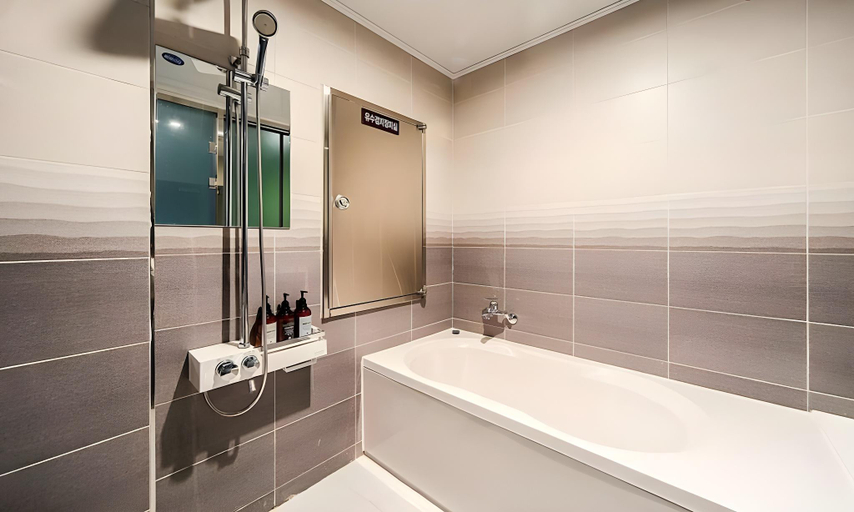 Bathroom 4, Hermes Hotel, Jung