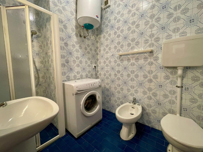 Bathroom 3, Sea Front Apartment With Swimming Pool And C Tennis, Venezia