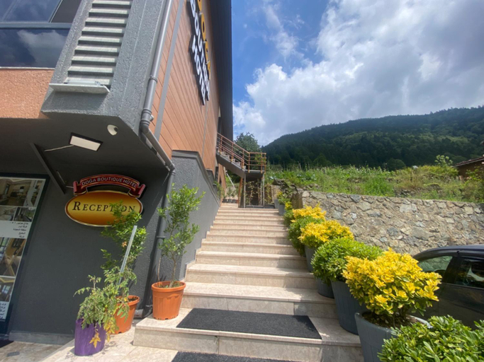Exterior & Views