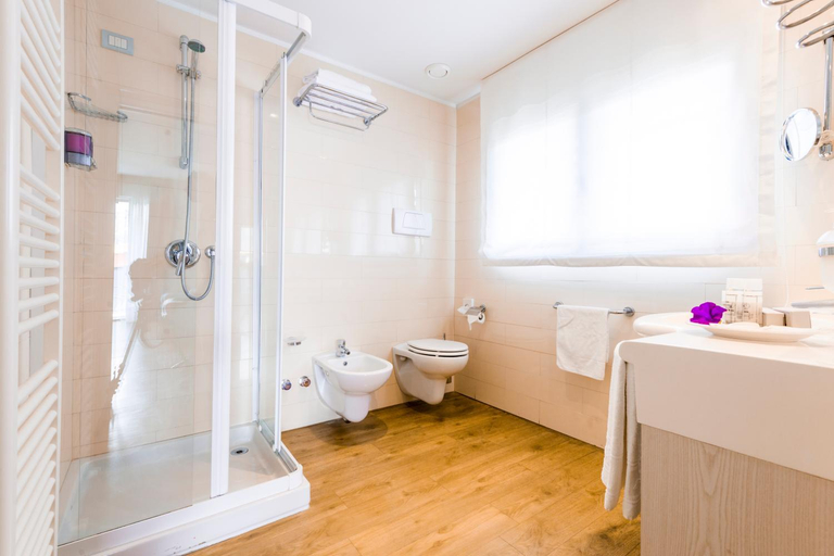 Bathroom 4, Caravel Bike Hotel, Trento