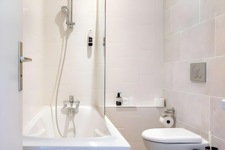 Bathroom 2, Le Saint-Aubert Hotel, Manche