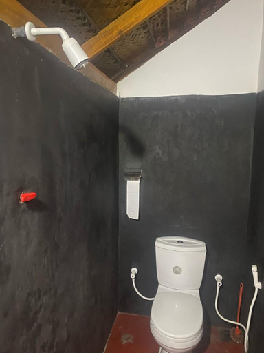 Bathroom 3, Hotel Hideaway Garage, Dambulla