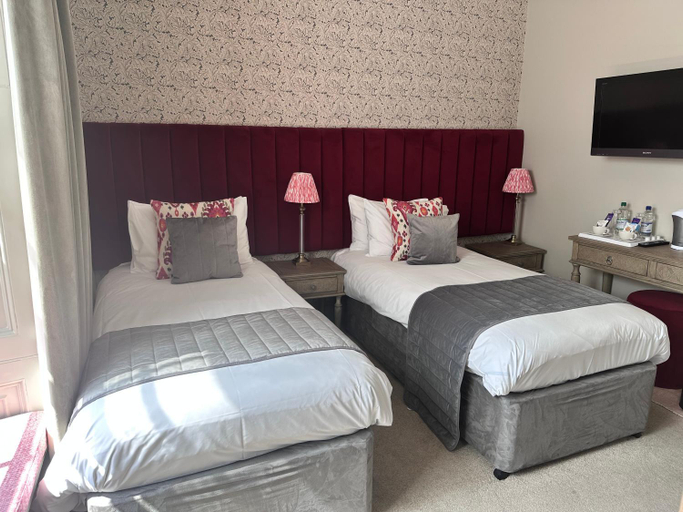 Bedroom 2, The Ancient Gatehouse & Rugantino Restaurant, Somerset