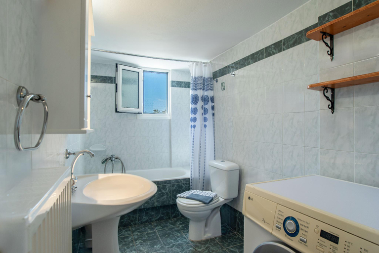 Bathroom 2, Three Bedroom Apartment 7-9 Adults First Floor, South Aegean