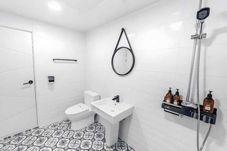 Bathroom 5, Tongyeong Gray Hotel, Tongyeong