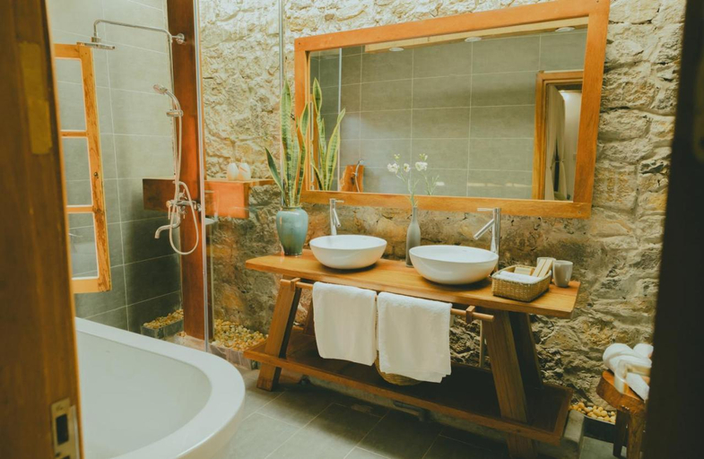 Bathroom 4, The Wooden Gate, Hoa Lư