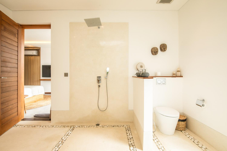 2, Seaside Luxury: 4BR Villa, 400m to Finns, Canggu, Badung