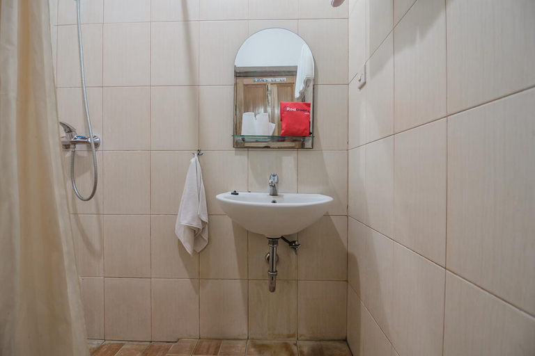 Bathroom 4, RedDoorz Plus near Kota Bunga Cipanas, Cianjur