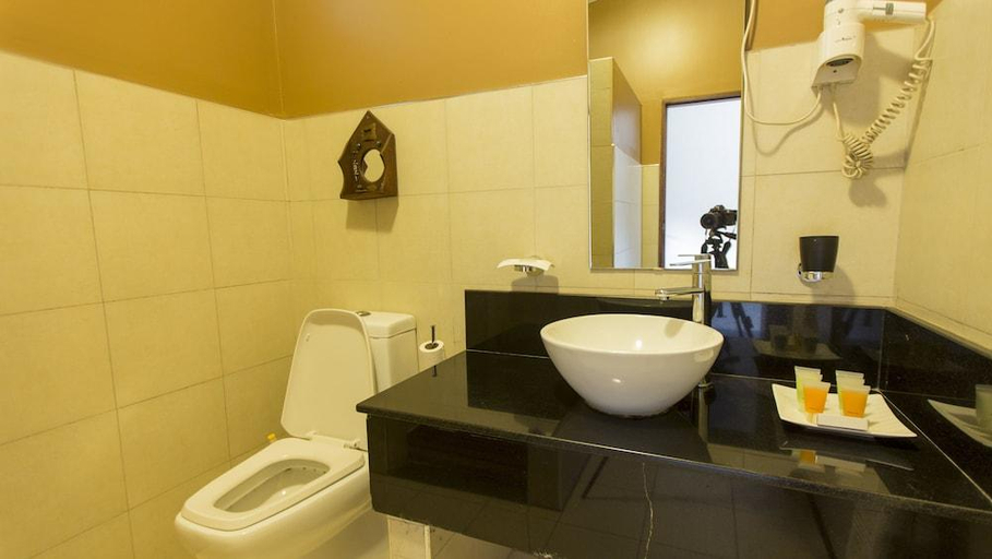 Bathroom 5, Humura Resorts, Kampala