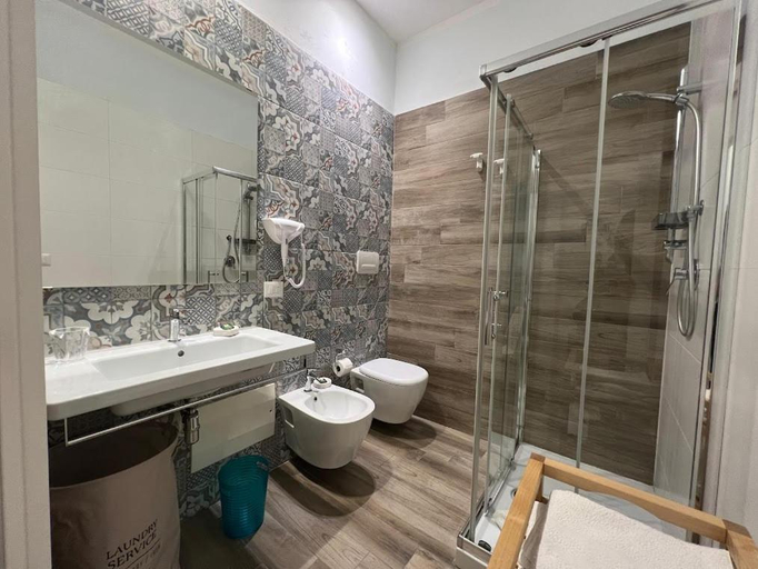 Bathroom 2, Canzone del sole, Barletta-Andria-Trani