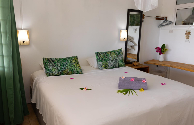 Bedroom 2, Ma Vie La, Black River