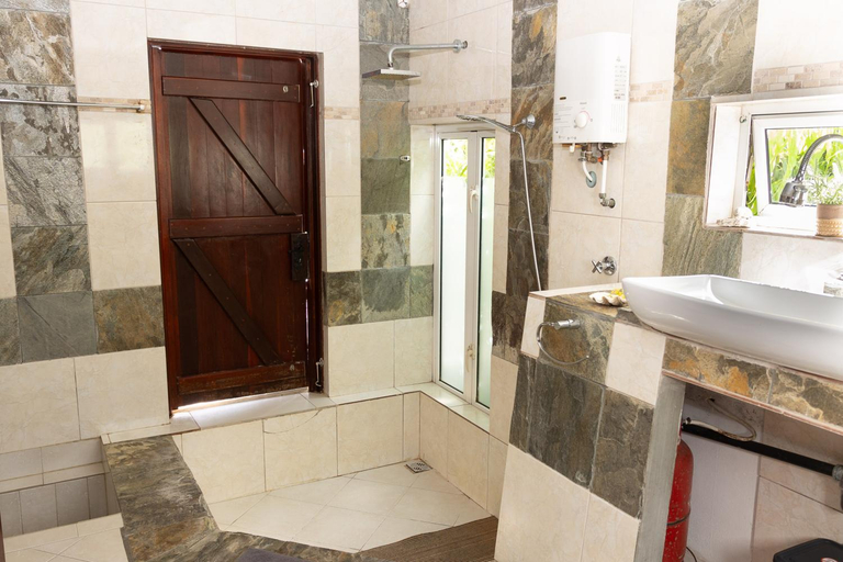 Bathroom 3, Ma Vie La, Black River