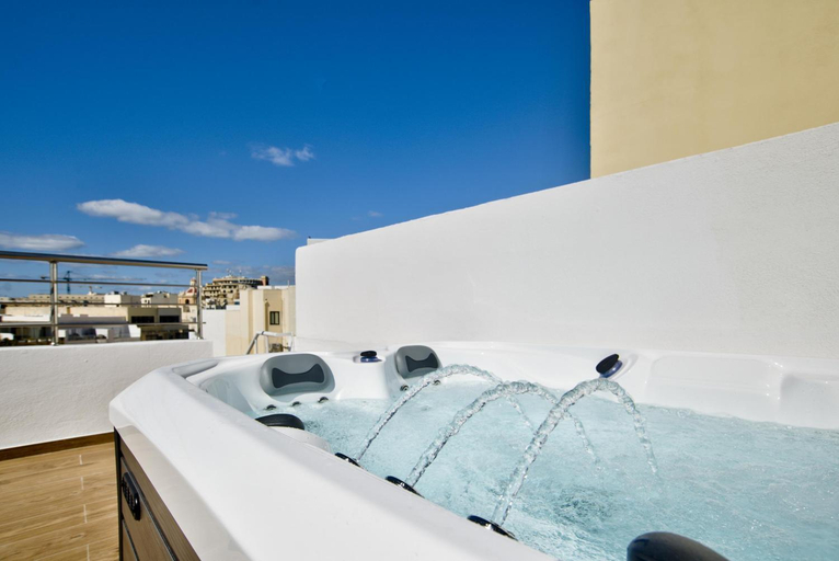 Others 3, Tower Road Apartments & Penthouse with Heated Jacuzzi
