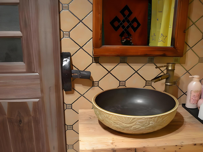 Bathroom 3, Shangri-La Timeless Inn, Dêqên Tibetan