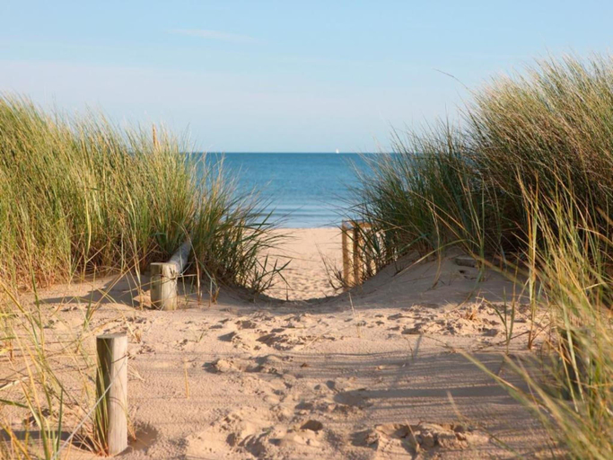 Others 4, Apartment by the Coast with Sunny Terrace, West-Vlaanderen