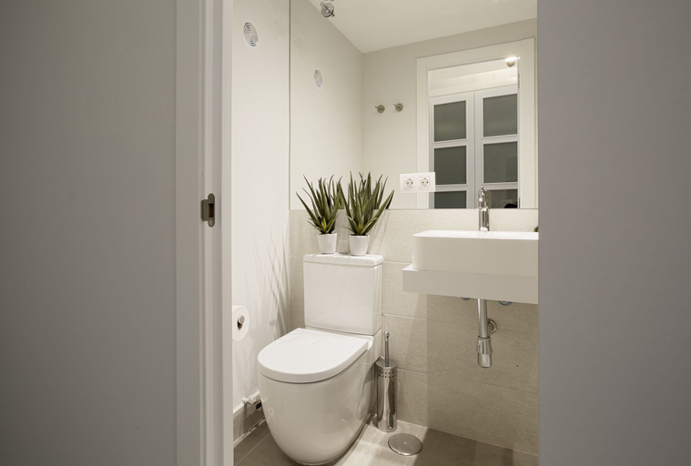 Bathroom 2, Penthouse With Private Terrace & Balcony in Plaza Mayor Square. Plaza Mayor IV, Madrid