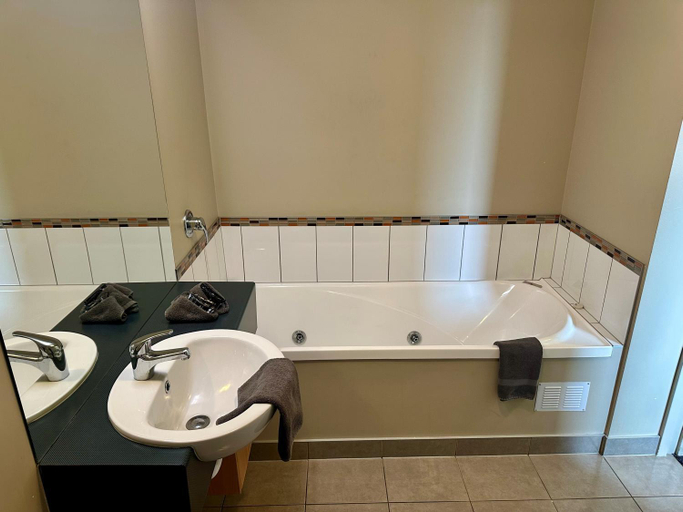 Bathroom 4, Pokeno Motel, Franklin
