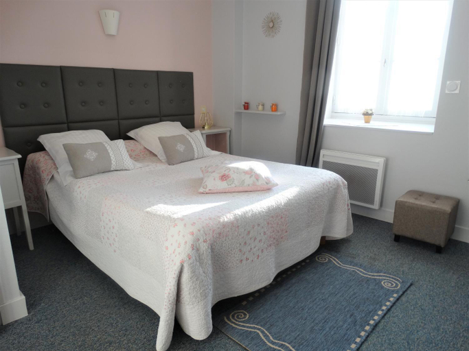 Bedroom 2, Chambres d'Hotes de la Ferme Auberge de Mesauboin, Ille-et-Vilaine