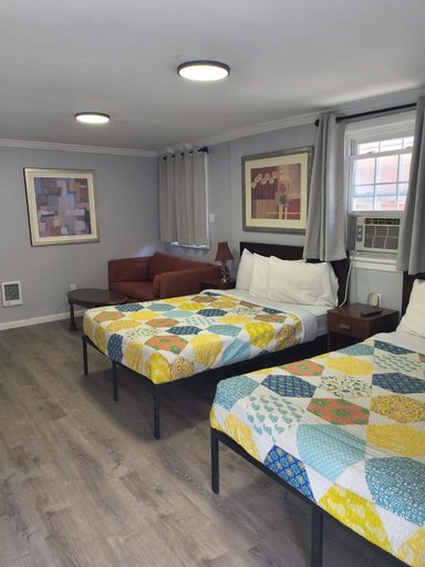 Bedroom 2, Seven Dwarfs Motel & Cabins, Warren