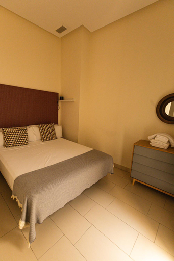 Bedroom 2, Q&Q Cathedral Suites, Sevilla