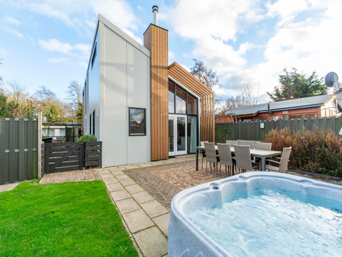 Sport & Beauty 2, Villa near Sint Maartenszee Beach with Jacuzzi, Zijpe