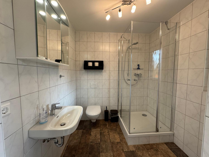Bathroom 2, Heinrich's Schlaffasser im Nuthegarten, Anhalt-Bitterfeld