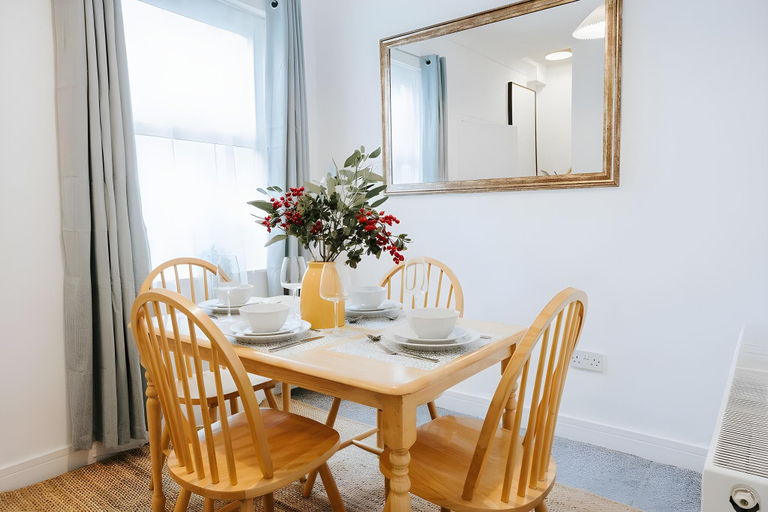Others 3, 3 Bed Central Home with Netflix, Saint Helens