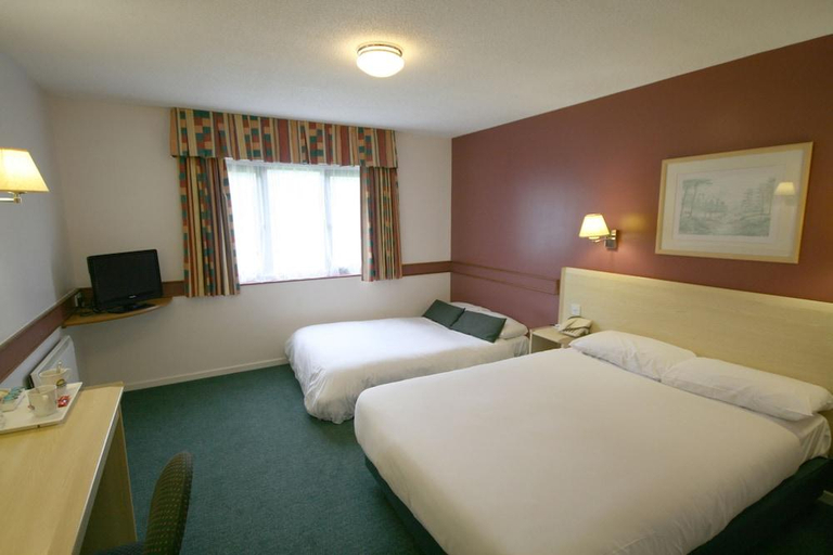 Bedroom 2, Days Inn Bradford, Calderdale