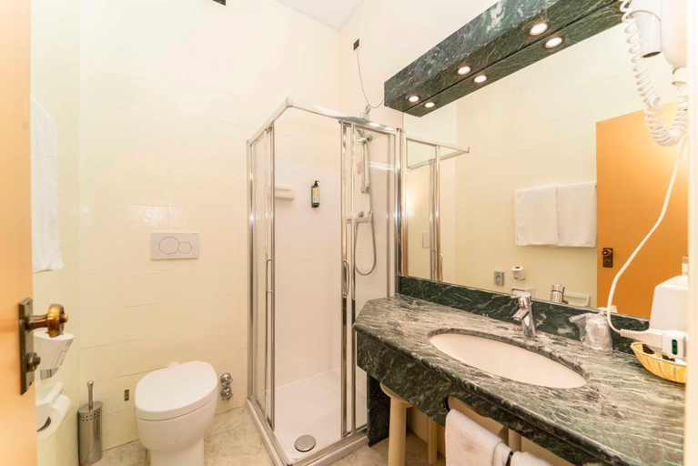 Bathroom 2, Hotel Torino Royal, Torino
