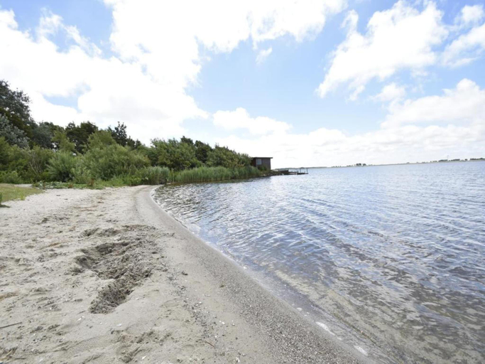 Others 4, Chalet by Wadden Sea with Sunny Garden, Wieringen