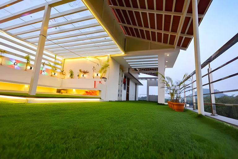 Exterior & Views
