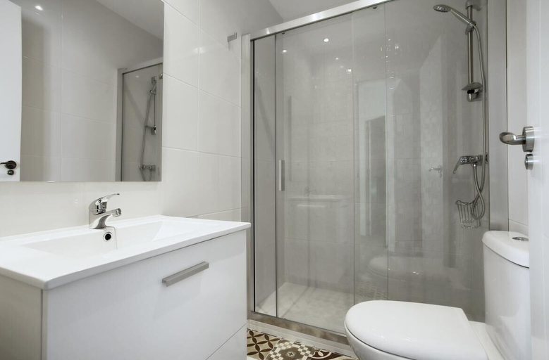 Bathroom 3, The Best Location, 8pax, 3BD & 2Bth, Reina Sofia II, Madrid