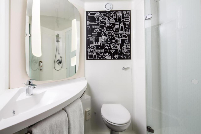 Bathroom 4, ibis Aberdeen Centre - Quayside, Aberdeen