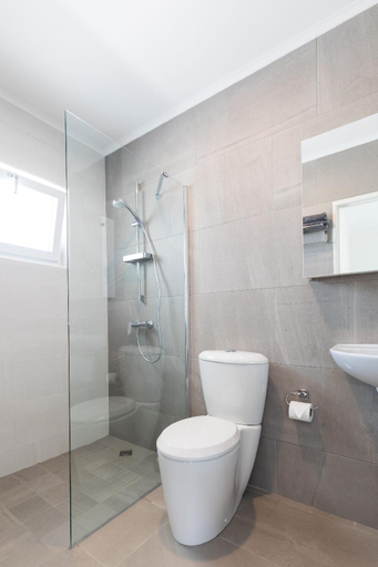 Bathroom 4, The Palm Leaf Apartments