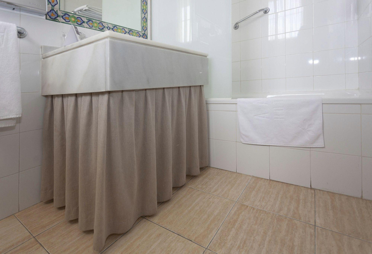 Bathroom 4, AACR Hotel Monteolivos, Sevilla