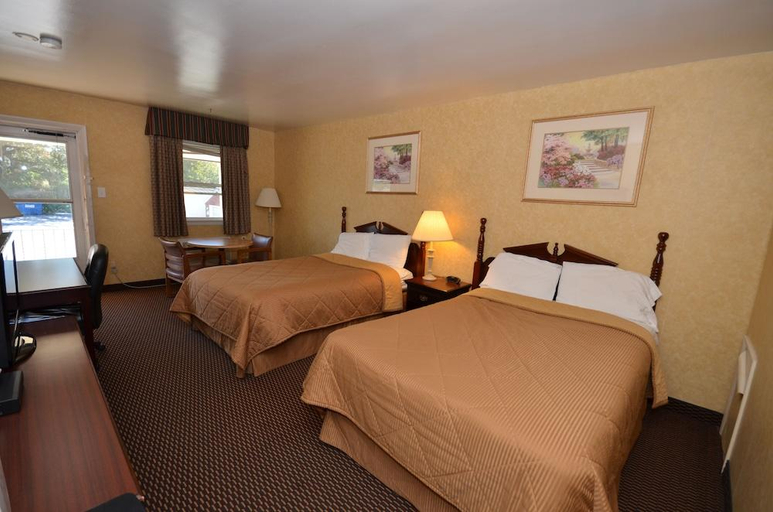 Bedroom 2, Budget Host Inn, Berks