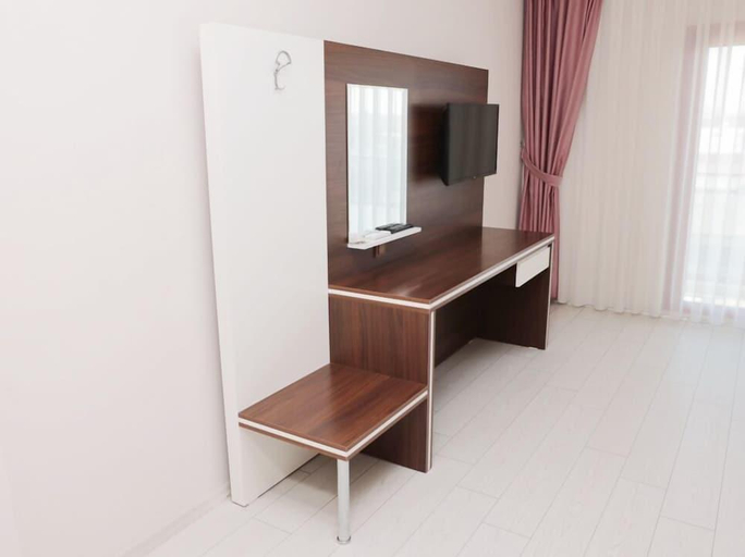 Others 3, Tralles Hotel, Merkez