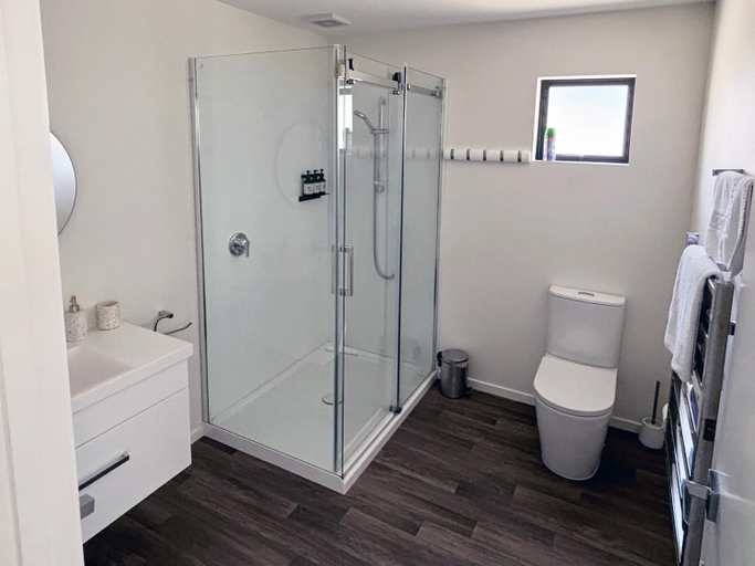 Bathroom 4, Kingston TOP 10 Holiday Park, Queenstown-Lakes