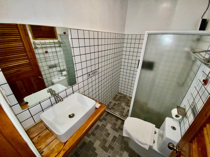 Bathroom 4, White Bada Guesthouse, San Juan