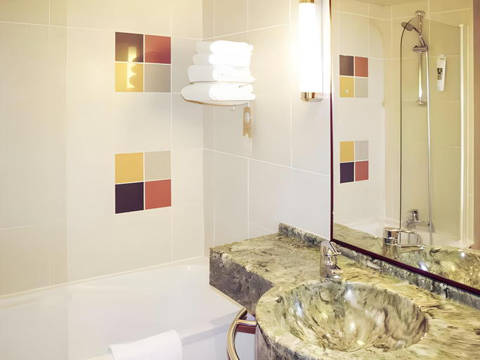 Bathroom, Hotel Mercure Saint-Etienne Parc de l Europe, Loire
