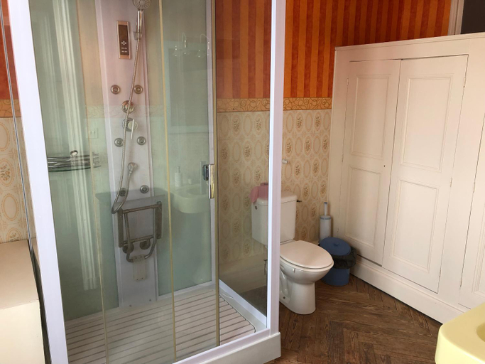 Bathroom 3, Domaine Lesabaille, Vienne