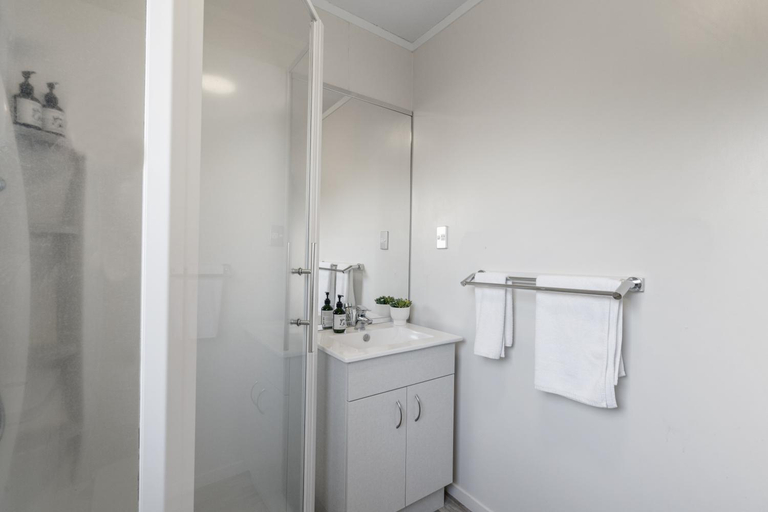 Bathroom 4, Beachaven Top 10 Holiday Park, Western Bay of Plenty