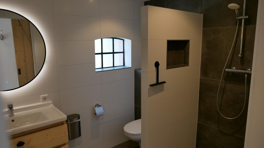 Bathroom 3, Doezumertocht, Grootegast