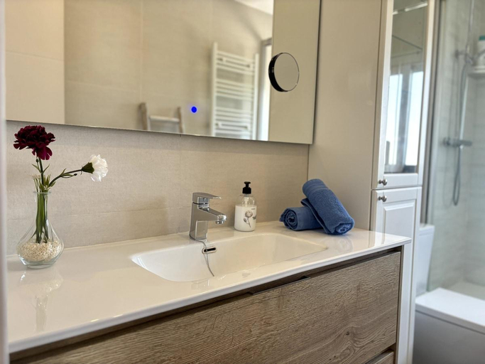 Bathroom 2, Golden hours by the sea, Barcelona