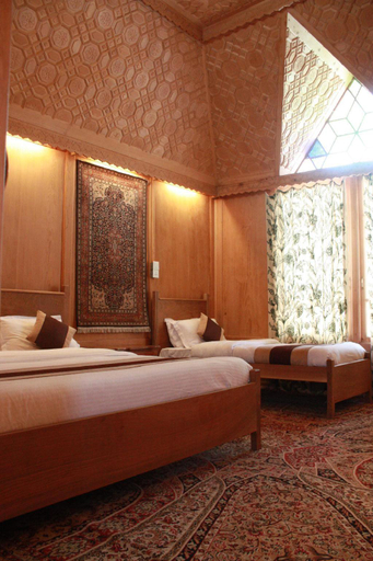 Bedroom 2, Zaffer Houseboats, Srinagar