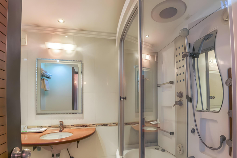 Bathroom 4, Airport Hotel Grand, Delhi