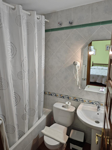 Bathroom 3, Hostal las Cantigas, Palencia