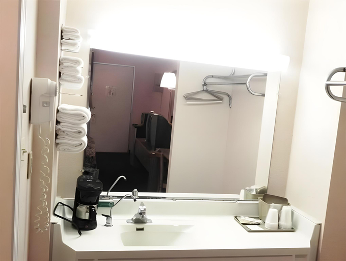 Bathroom, Andrew Johnson Inn, Greene