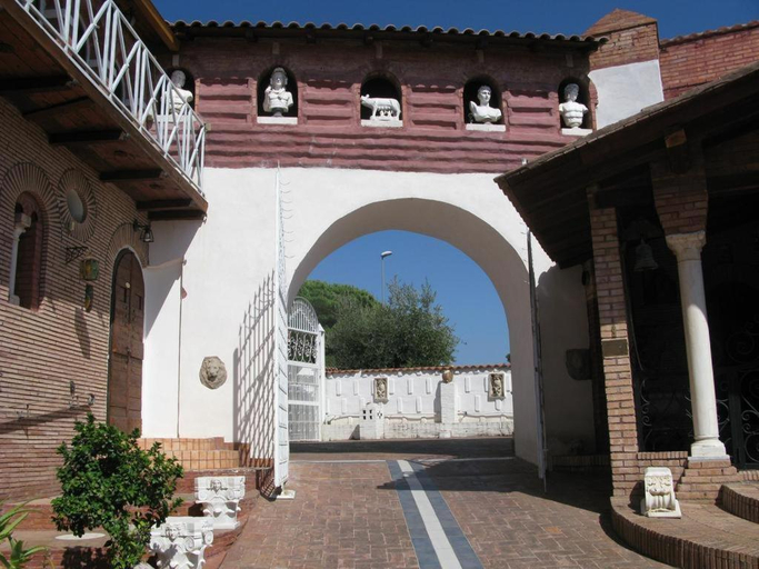 Exterior & Views